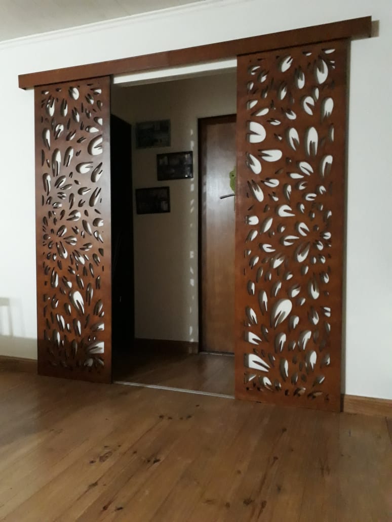 Puerta corrediza decorativa blanca