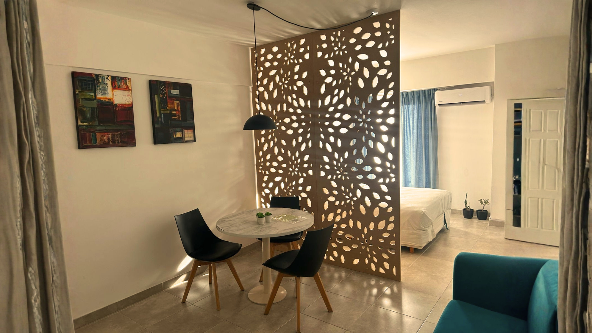 Separador de ambientes decorativo calado en living comedor