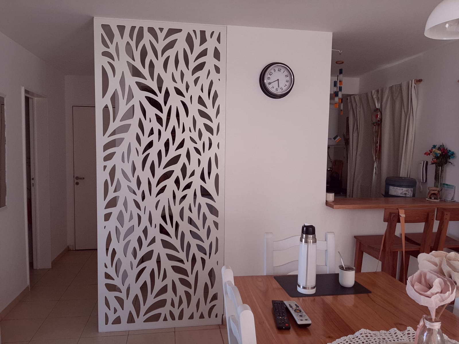 Panel decorativo blanco instalado